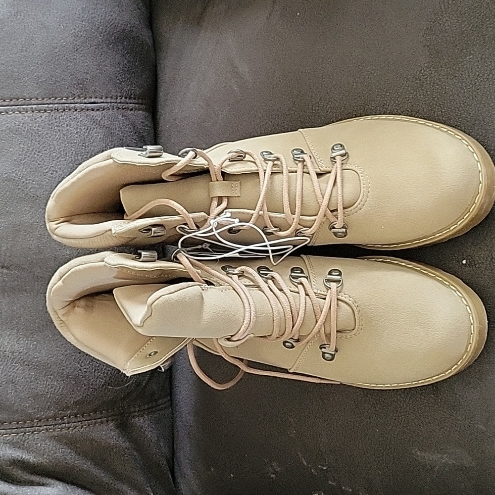 NWT Universal Thread hiking boots